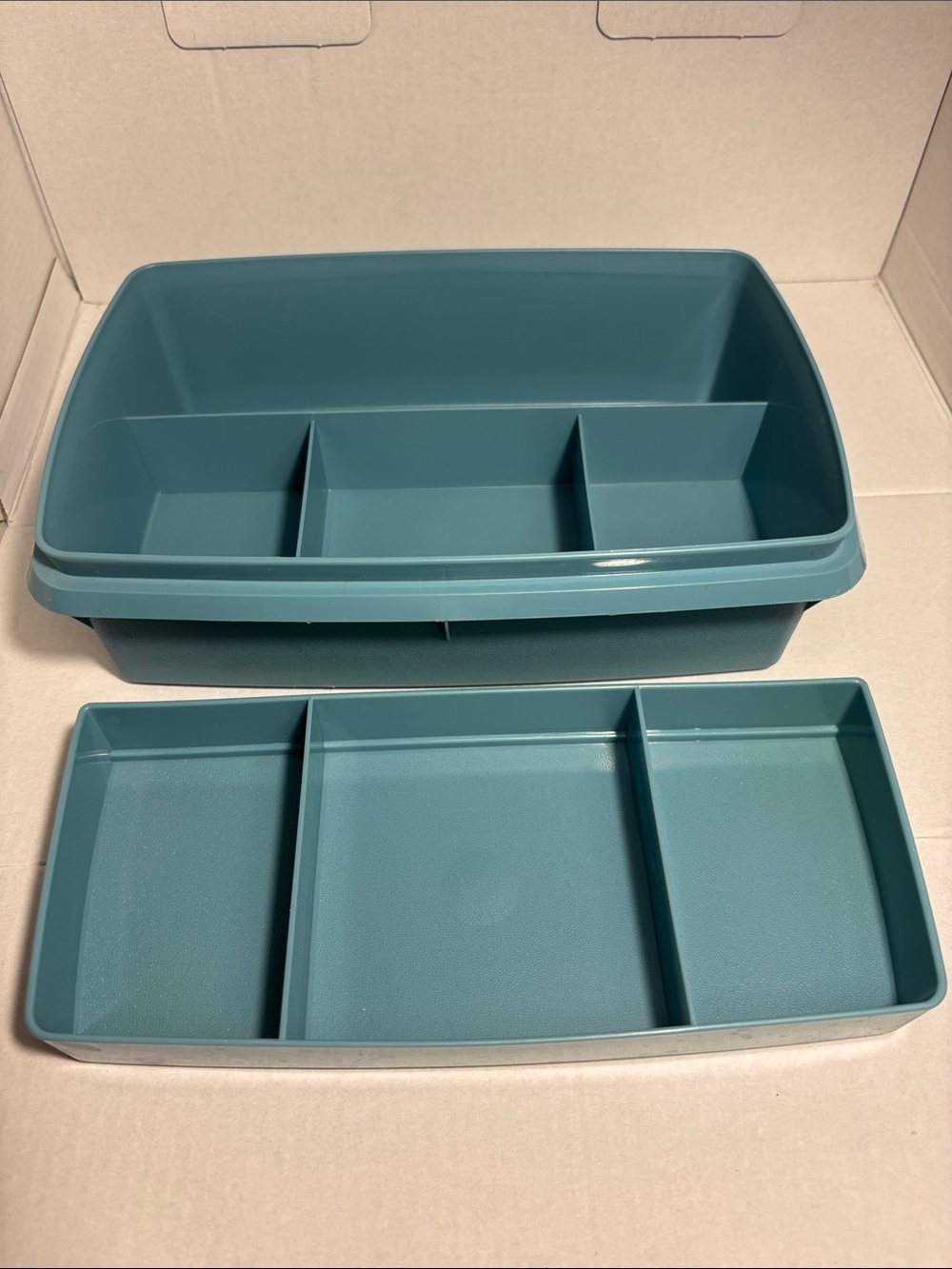 Tupperware Teal Divided Snack Tray with Clear Lid - Picture 2 of 9